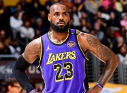 海星体育-詹姆斯在独行侠比赛中高光表现，出色防守引发热议！的简单介绍